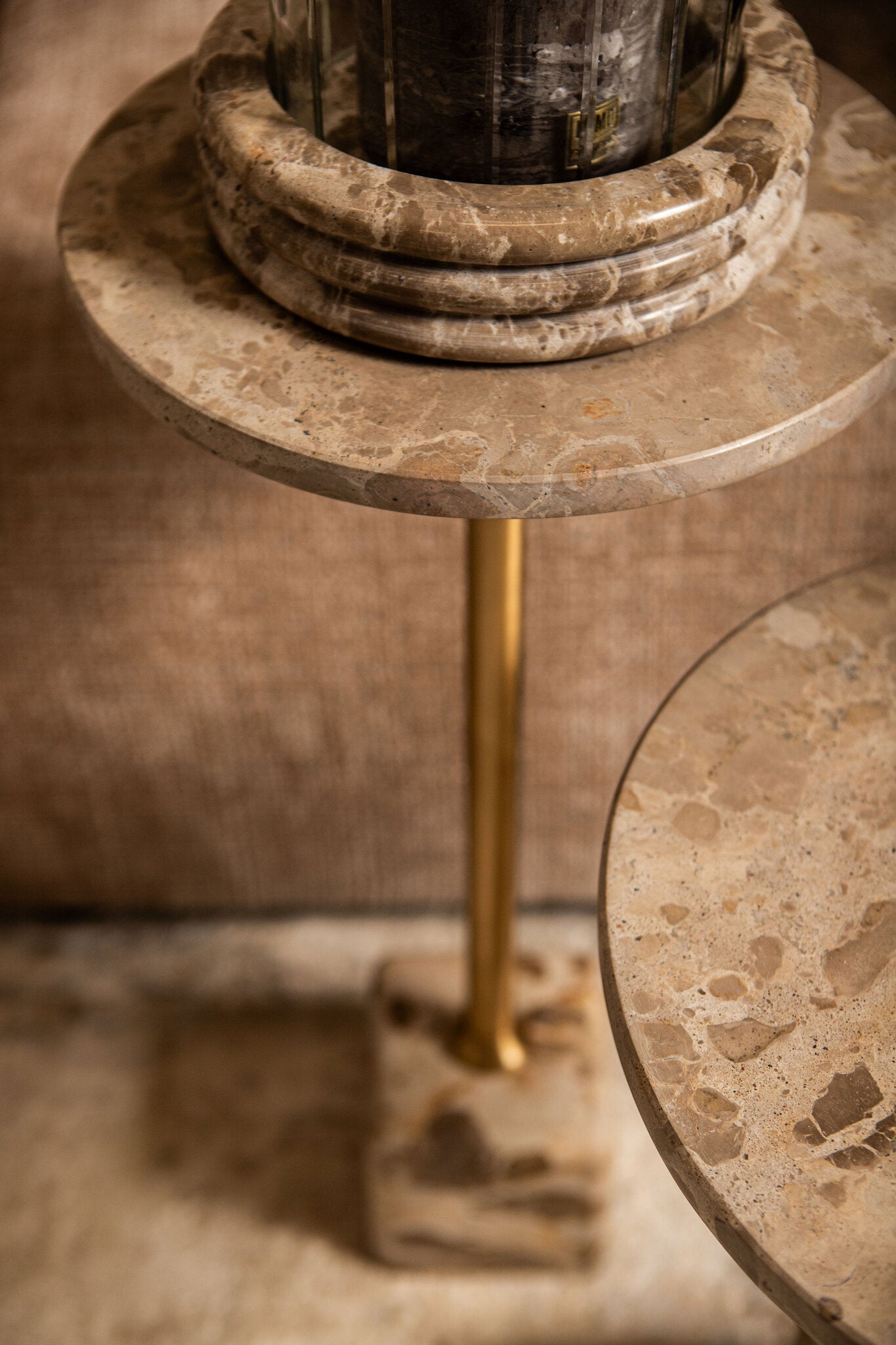 Ebe beige marmeren bijzettafel met rond blad, hoog